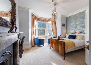 贝图瑟科伊德阿丰景观酒店的一间卧室配有一张特大号床和一个壁炉