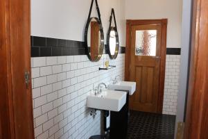Guildford吉尔福德酒店的浴室设有2个水槽和2面镜子