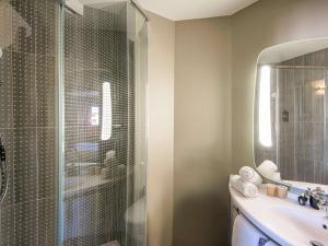 宜必思马诺斯克卡达拉切酒店的一间浴室