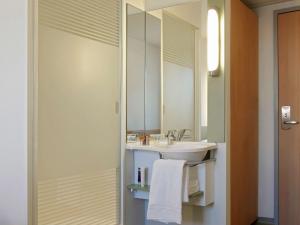 马诺斯克Ibis Budget Manosque Cadarache的一间带水槽和镜子的浴室