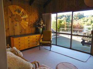 Lakeside Villa - Lake Rotoiti Holiday Home的休息区