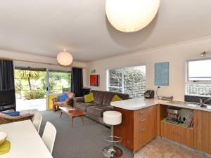凯特里特里Blue Lagoon - Kaiteriteri Holiday Unit的厨房和带沙发的客厅
