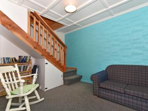 凯特里特里Blue Lagoon - Kaiteriteri Holiday Unit的带沙发和楼梯间的客厅