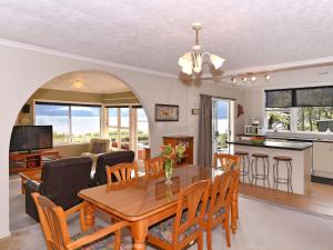 哈夫洛克Mahakipawa Hideaway - Marlborough Sounds Home的厨房以及带桌椅的起居室。