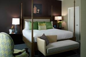 西雅图西雅图葡萄酒金普顿酒店的一间卧室配有一张大床、椅子和椅子