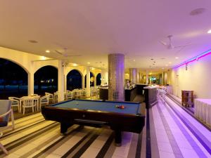 亭可马里西纳蒙特林克布鲁酒店的台球室、台球桌和酒吧