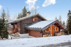 蒙特瓦勒赞Maison de 4 chambres a Montvalezan a 700 m des pistes avec jardin amenage et wifi的雪地小木屋