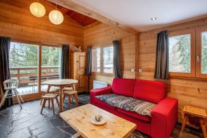 蒙特瓦勒赞Maison de 4 chambres a Montvalezan a 700 m des pistes avec jardin amenage et wifi的客厅配有红色的沙发和桌子