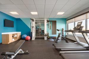 斯汤顿Avid hotels - Staunton, an IHG Hotel的一间拥有蓝色墙壁和跑步机的健身房