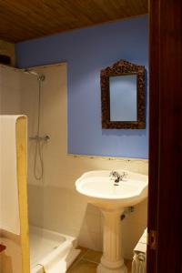 Jarque de la ValHotel La Val的浴室设有水槽和墙上的镜子