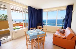 波蒙特Appartamenti - Villa Mare的客厅配有桌子和沙发