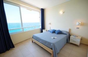 波蒙特Appartamenti - Villa Mare的一间卧室设有一张床,享有海景