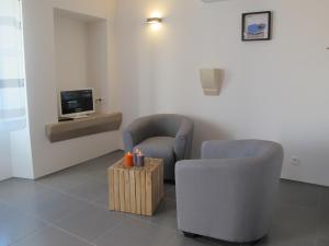 叙兹拉鲁斯勒斯布里特度假屋的一间设有两把椅子和电视的等候室