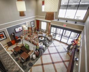 迪凯特Holiday Inn Express Hotel & Suites - Atlanta/Emory University Area, an IHG Hotel的客厅的顶部景观