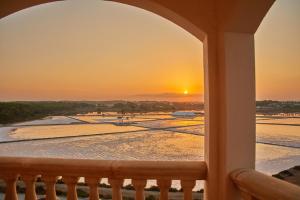 科洛尼亚圣霍尔迪Boutiquehotel El Coto的从度假村的阳台上可欣赏到日落美景