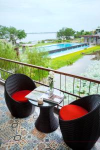 尖竹汶班里姆奥酒店的阳台配有2把椅子和1张桌子,享有风景。