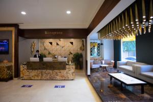 拉合尔Nine Tree Luxury Hotel & Suites Lahore的酒店大堂,设有前台