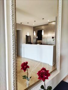 纳瓦尔卡内罗希达德纳瓦尔卡内罗酒店的花瓶里红花的墙上镜子