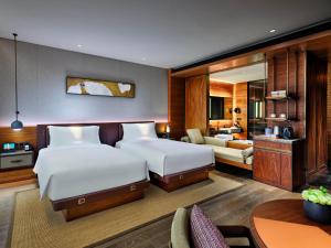 松江上海佘山世茂洲际酒店的一间带两张床的卧室和一间客厅