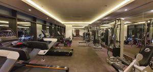 塞得港Porto Said Resort & Spa的健身房,配有一系列跑步机和机器