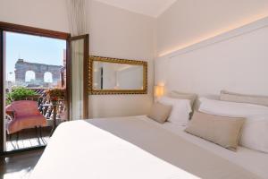 维罗纳Hotel Giulietta e Romeo ***S的白色的卧室设有一张大床和一个窗户