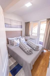 巴尼亚科维利亚查Apartment Danica的一间卧室配有两张带枕头的床。