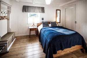 欧德尔Norsminde Kro Anneks的一间卧室设有一张大床和一个窗户。