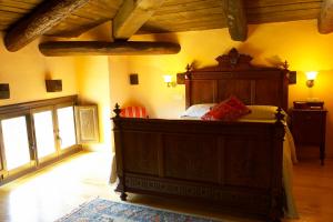 Jarque de la ValHotel La Val的一间卧室配有一张大木床。