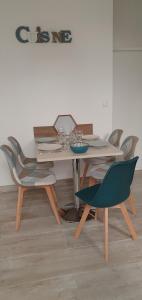 贝尔热拉克Maison de ville, Bergerac historique tout à pied的客房内的餐桌和椅子