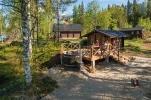 EnonkoskiVuorijärvi cottage的一群站在小屋前的人