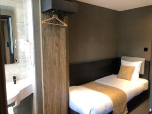 阿姆斯特丹XO Hotels Infinity的一间带床的小卧室和一间浴室