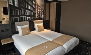 阿姆斯特丹XO Hotels Infinity的卧室配有一张带白色床单和枕头的大床。