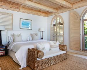 开普敦Villa del Mar - "Luxurious en-suite bedroom with lounge and stunning sea view balcony in Bantry Bay"的卧室配有一张白色的大床和一张沙发。