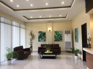 塔比拉兰Bohol Ecotel的客厅配有两张沙发和一张桌子
