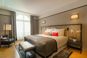 巴黎巴黎香榭丽舍辉盛阁国际公寓的配有一张床和一把椅子的酒店客房