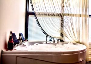 梅尔辛Vm Resort Otel Mersin的带浴缸的浴室和窗户