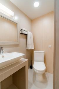 沃索Mere 38 Apartments的浴室配有白色卫生间和盥洗盆。