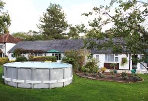 梅登黑德羊舍庄园度假屋的庭院内有一座大游泳池的房子