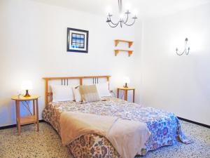 San AndrésFleitas Penthouse with terrace的一间卧室配有床和两张边桌