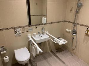 贝鲁特Staybridge Suites Beirut, an IHG Hotel的一间带卫生间和水槽的浴室