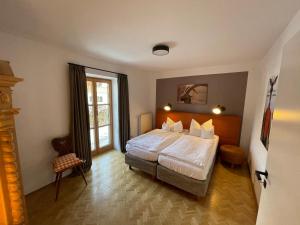 巴特维塞Freihaus18****的酒店客房设有床和窗户。