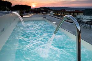 巴巴莱斯科卡萨尼可里尼酒店的庭院内带两个喷泉的热水浴池