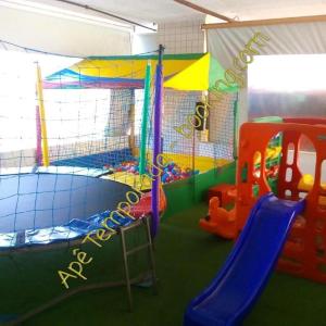 大普拉亚Apê Temporada Praia Grande/SP的儿童游戏室,配有滑梯和游戏设备