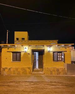 蒂尔卡拉Hosteria Las Tinajas的黄房子,晚上有灯