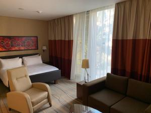 贝鲁特Staybridge Suites Beirut, an IHG Hotel的酒店客房,配有床和沙发