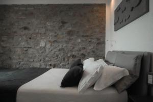 里奥马哲雷Cinque Terre Coast to Coast的一间卧室设有石墙和一张带枕头的床。
