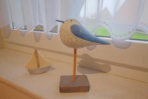 多鲁姆纽菲尔德Strandvogt3 WT2的鸟在窗边桌子上的雕像