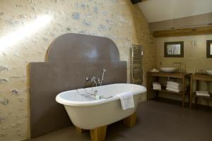 Rémalard科特迪瓦公园酒店的带浴缸和盥洗盆的浴室