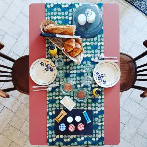 蒙特利马尔Maison Saint James的一张桌子,上面放着面包和糕点