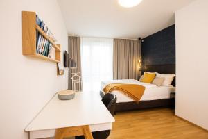 腓特烈港Ferienwohnung Pfänder的卧室配有一张床和一张桌子